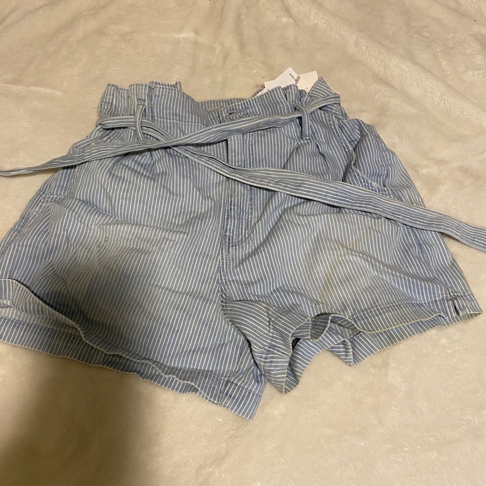 AE White and blue stripped shorts